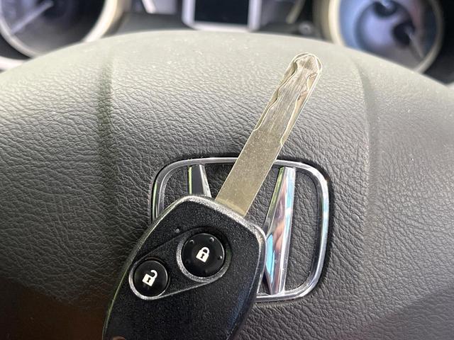 フィットハイブリッド ベースグレード SDナビ バックカメラ 禁煙車 クルーズコントロール ETC ドラレコ オートエアコン Bluetooth再生 DVD再生 フルセグTV 電動格納ミラー リモコンキー プライバシーガラス(7枚目)