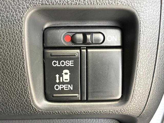 N-BOXカスタム G・Lパッケージ 禁煙車 電動スライド オートエアコン オートライト HIDヘッド スマートキー ドラレコ 電動格納ミラー CD再生 純正14インチアルミ ステアリングスイッチ アームレスト フォグランプ(3枚目)