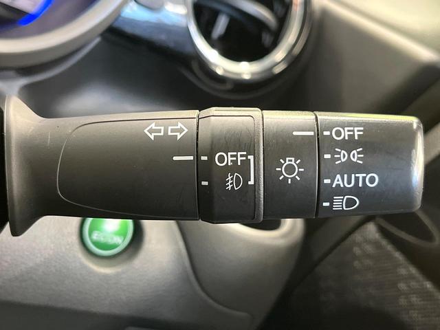 N-BOXカスタム G・Lパッケージ 禁煙車 電動スライド オートエアコン オートライト HIDヘッド スマートキー ドラレコ 電動格納ミラー CD再生 純正14インチアルミ ステアリングスイッチ アームレスト フォグランプ(5枚目)