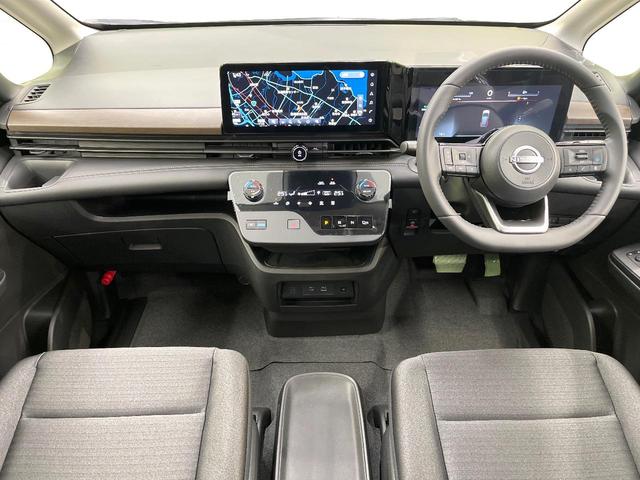 セレナ ｅ－パワー　ハイウェイスターＶ　登録済未使用車　エマージェンシーブレーキ　純正１２型ナビ　プロパイロット　全周囲カメラ　デジタルインナーミラー　リアオートエアコン　ＥＴＣ　ＬＥＤヘッド　シートバックテーブル　純正１６インチアルミ（2枚目）