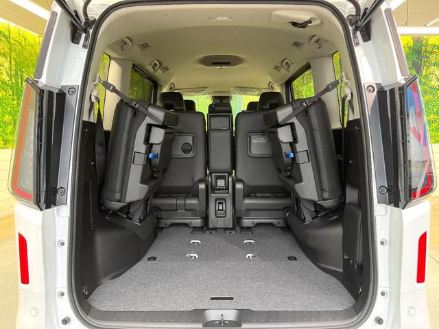 セレナ ｅ－パワー　ハイウェイスターＶ　登録済未使用車　エマージェンシーブレーキ　純正１２型ナビ　プロパイロット　全周囲カメラ　デジタルインナーミラー　リアオートエアコン　ＥＴＣ　ＬＥＤヘッド　シートバックテーブル　純正１６インチアルミ（11枚目）