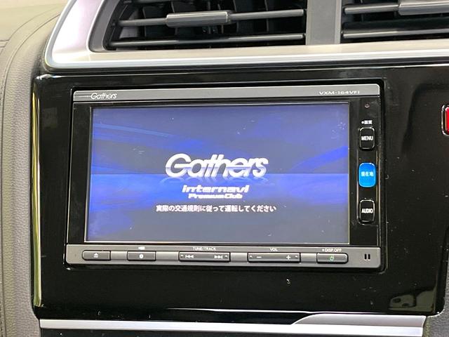 フィットハイブリッド Lパッケージ 純正ナビ バックカメラ 禁煙車 衝突軽減装置 クルーズコントロール LEDヘッド オートライト スマートキー 電動格納ミラー オートエアコン ドラレコ 純正革巻きステアリング ドアバイザー(3枚目)