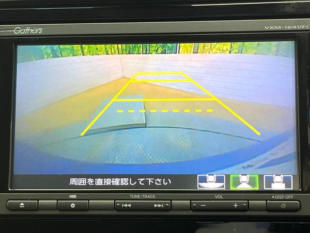 フィットハイブリッド Lパッケージ 純正ナビ バックカメラ 禁煙車 衝突軽減装置 クルーズコントロール LEDヘッド オートライト スマートキー 電動格納ミラー オートエアコン ドラレコ 純正革巻きステアリング ドアバイザー(4枚目)