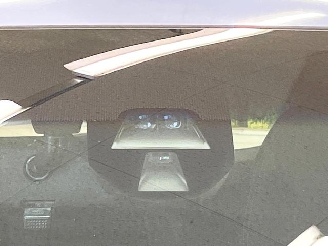 フィットハイブリッド Lパッケージ 純正ナビ バックカメラ 禁煙車 衝突軽減装置 クルーズコントロール LEDヘッド オートライト スマートキー 電動格納ミラー オートエアコン ドラレコ 純正革巻きステアリング ドアバイザー(5枚目)