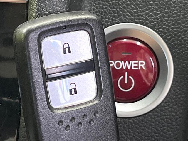 フィットハイブリッド Lパッケージ 純正ナビ バックカメラ 禁煙車 衝突軽減装置 クルーズコントロール LEDヘッド オートライト スマートキー 電動格納ミラー オートエアコン ドラレコ 純正革巻きステアリング ドアバイザー(7枚目)