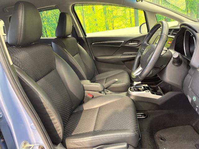 フィットハイブリッド Lパッケージ 純正ナビ バックカメラ 禁煙車 衝突軽減装置 クルーズコントロール LEDヘッド オートライト スマートキー 電動格納ミラー オートエアコン ドラレコ 純正革巻きステアリング ドアバイザー(8枚目)