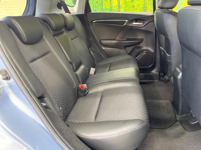 フィットハイブリッド Lパッケージ 純正ナビ バックカメラ 禁煙車 衝突軽減装置 クルーズコントロール LEDヘッド オートライト スマートキー 電動格納ミラー オートエアコン ドラレコ 純正革巻きステアリング ドアバイザー(9枚目)