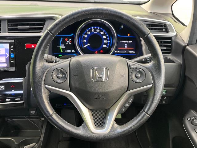 フィットハイブリッド Lパッケージ 純正ナビ バックカメラ 禁煙車 衝突軽減装置 クルーズコントロール LEDヘッド オートライト スマートキー 電動格納ミラー オートエアコン ドラレコ 純正革巻きステアリング ドアバイザー(11枚目)