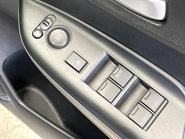 フィットハイブリッド Lパッケージ 純正ナビ バックカメラ 禁煙車 衝突軽減装置 クルーズコントロール LEDヘッド オートライト スマートキー 電動格納ミラー オートエアコン ドラレコ 純正革巻きステアリング ドアバイザー(40枚目)