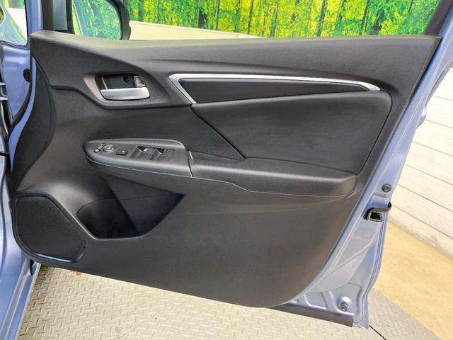 フィットハイブリッド Lパッケージ 純正ナビ バックカメラ 禁煙車 衝突軽減装置 クルーズコントロール LEDヘッド オートライト スマートキー 電動格納ミラー オートエアコン ドラレコ 純正革巻きステアリング ドアバイザー(45枚目)