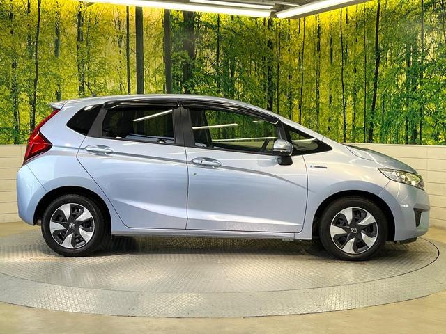 フィットハイブリッド Lパッケージ 純正ナビ バックカメラ 禁煙車 衝突軽減装置 クルーズコントロール LEDヘッド オートライト スマートキー 電動格納ミラー オートエアコン ドラレコ 純正革巻きステアリング ドアバイザー(58枚目)