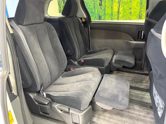 二列目中央はウォークスルーとなっております。二列目と三列目の移動や乗り降りがとっても楽になるので、乗り降りの際もストレスを感じることはありません♪