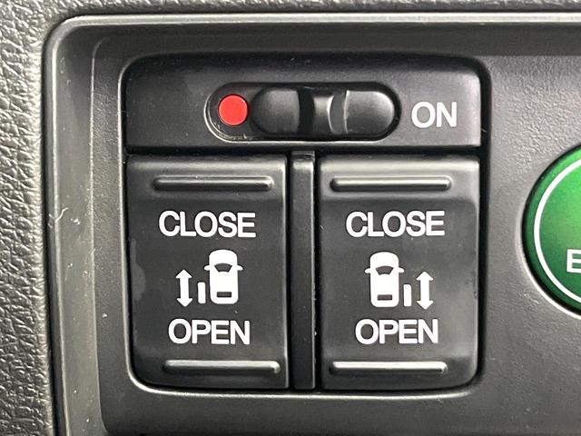 【両側パワースライドドア】スマートキーや運転席のスイッチで後席両側スライドドアの開閉が可能♪電動だから力を入れてドアを開ける必要が無く、小さなお子様でも簡単に開け閉めでき快適です♪