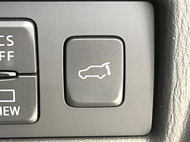 【パワーバックドア】スマートキーや運転席のボタンを押すだけでリアゲートが自動で開閉します！荷物を持っている時や、高い位置にあるバックドアを閉める際に便利な機能です♪