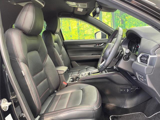 【合皮レザーシート】汚れのふき取りが容易でメンテナンスもが簡単な、機能性に優れる合成皮革を採用した上質なシートです。座り心地もよく、高級感あふれる心地良い車内空間を演出してくれます。