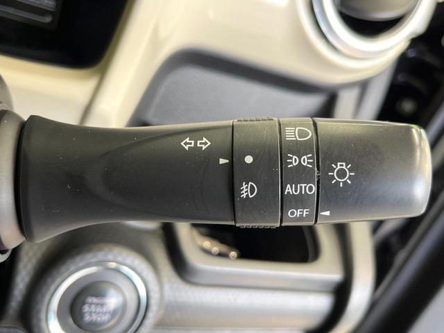 【オートライト】周りの明るさに応じて自動でヘッドライトの点灯・消灯ができる機能です！ライトの付け忘れ・消し忘れなどが無くなり、雨の日や夕方の走行も安心！トンネル通過時も便利ですね♪