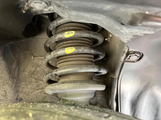 お車を安心してお乗りいただく為には、足回りの定期点検が欠かせません。サービスサポート（有償保証）では無料点検もご提供しており、安心のカーライフをお過ごしいただけるサポート体制が整っています。