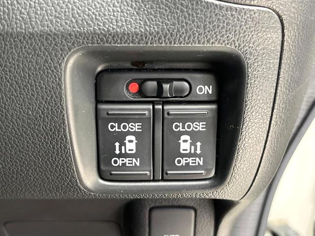 N-BOXカスタム 2トーンカラースタイル G・ターボLパッケージ フリップダウンモニター 純正8型ナビ 衝突軽減装置 禁煙車 バックカメラ 両側電動ドア オートエアコン オートライト ETC スマートキー ハーフレザー Bluetooth再生 電動格納ミラー(6枚目)