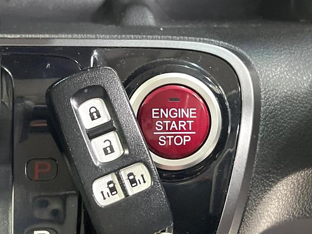 N-BOXカスタム 2トーンカラースタイル G・ターボLパッケージ フリップダウンモニター 純正8型ナビ 衝突軽減装置 禁煙車 バックカメラ 両側電動ドア オートエアコン オートライト ETC スマートキー ハーフレザー Bluetooth再生 電動格納ミラー(7枚目)