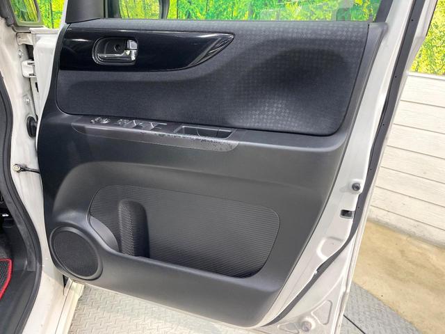 N-BOXカスタム 2トーンカラースタイル G・ターボLパッケージ フリップダウンモニター 純正8型ナビ 衝突軽減装置 禁煙車 バックカメラ 両側電動ドア オートエアコン オートライト ETC スマートキー ハーフレザー Bluetooth再生 電動格納ミラー(43枚目)