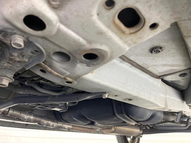 N-BOXカスタム 2トーンカラースタイル G・ターボLパッケージ フリップダウンモニター 純正8型ナビ 衝突軽減装置 禁煙車 バックカメラ 両側電動ドア オートエアコン オートライト ETC スマートキー ハーフレザー Bluetooth再生 電動格納ミラー(61枚目)