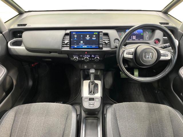 フィット ｅ：ＨＥＶホーム　ホンダセンシング　９型ホンダコネクトディスプレイ　バックカメラ　フルセグ　アダプティブクルーズ　純正１６インチアルミ　ステアリングスイッチ　ＬＥＤヘッド　オートハイビーム　オートエアコン　スマートキー（2枚目）
