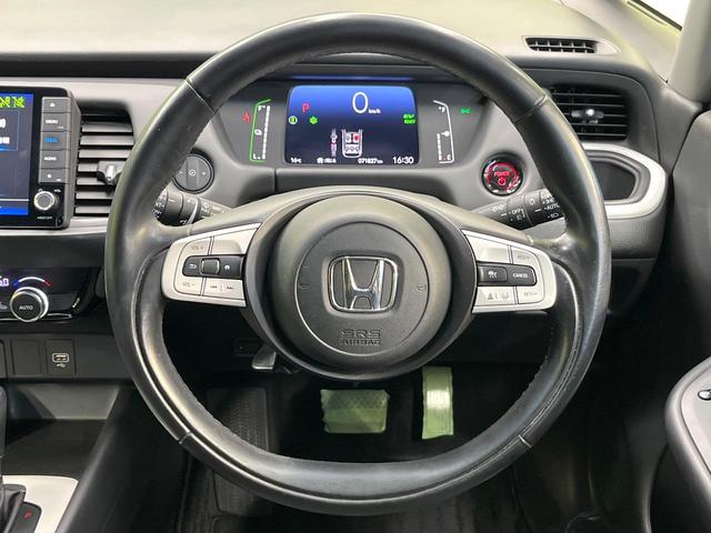 フィット ｅ：ＨＥＶホーム　ホンダセンシング　９型ホンダコネクトディスプレイ　バックカメラ　フルセグ　アダプティブクルーズ　純正１６インチアルミ　ステアリングスイッチ　ＬＥＤヘッド　オートハイビーム　オートエアコン　スマートキー（11枚目）