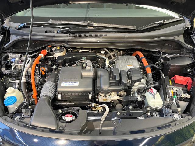 フィット ｅ：ＨＥＶホーム　ホンダセンシング　９型ホンダコネクトディスプレイ　バックカメラ　フルセグ　アダプティブクルーズ　純正１６インチアルミ　ステアリングスイッチ　ＬＥＤヘッド　オートハイビーム　オートエアコン　スマートキー（18枚目）