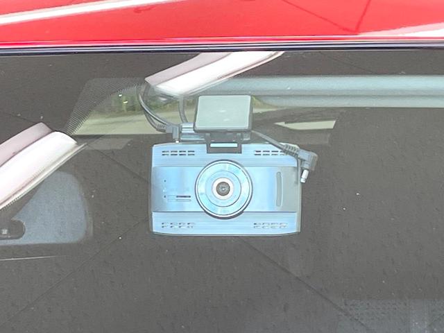 【ドライブレコーダー】安心・安全なカーライフに必須のドライブレコーダーを装備！走行中はもちろん、あおり運転や事故に遭遇した際の状況も映像で記録し、万一のリスクに備えます。