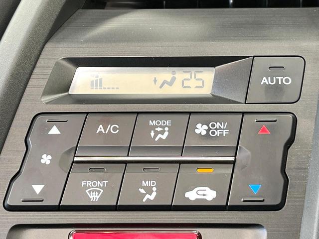 【オートエアコン】一度お好みの温度に設定すれば、車内の温度を検知し風量や温度を自動で調整。暑い…寒い…と何度もスイッチ操作をする必要はありません。快適な車内空間には必須の機能ですね♪