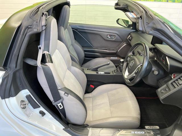 【ハーフレザーシート】高級感と座り心地を両立した人気のシート♪背面・座面はスエード調となっており、肌触りや滑りにくさに優れています。気温や服装に左右されず快適にお乗りいただけます。