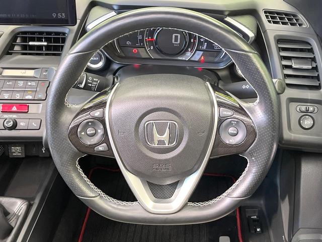 【純正革巻きステアリング】上質な革を使用することで、手にしっかり馴染みとても運転しやすいハンドルです♪