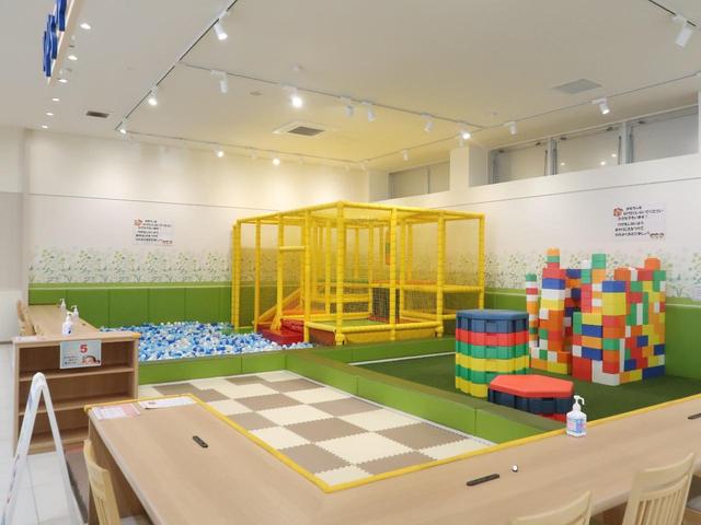 大きなキッズスペースも完備！小さなお子様連れでも、ゆっくりとお車探しをお楽しみいただけます。