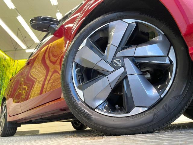 オーラ Ｇ　レザーエディション　純正９インチナビ　全周囲カメラ　ＢＯＳＥサウンド　衝突被害軽減システム　禁煙車　レザーシート　ドラレコ　コーナーセンサー　スマートキー　ＬＥＤヘッド　ビルトインＥＴＣ　純正１７インチアルミ（13枚目）