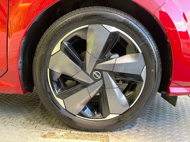 オーラ Ｇ　レザーエディション　純正９インチナビ　全周囲カメラ　ＢＯＳＥサウンド　衝突被害軽減システム　禁煙車　レザーシート　ドラレコ　コーナーセンサー　スマートキー　ＬＥＤヘッド　ビルトインＥＴＣ　純正１７インチアルミ（28枚目）