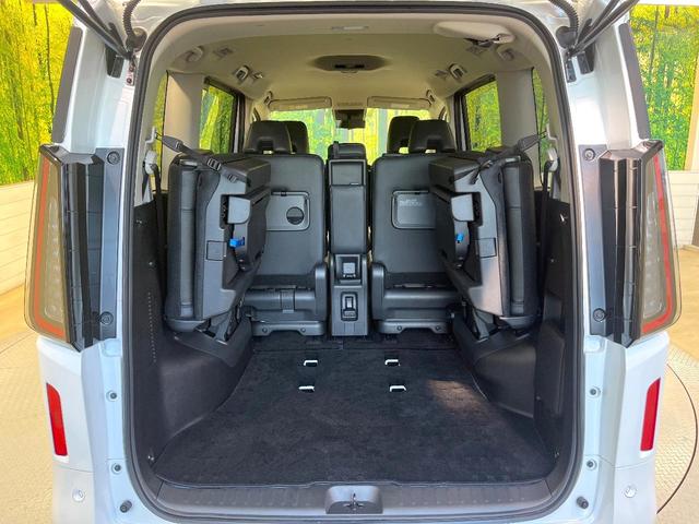 セレナ ｅ－パワー　ハイウェイスターＶ　９０周年記念車　寒冷地仕様　純正１２．３型ナビ　全周囲カメラ　フルセグ　プロパイロット　デジタルインナーミラー　ワイヤレス充電　ハンズフリー機能付両側電動ドア　リアオートエアコン　ブラインドスポットモニター（11枚目）