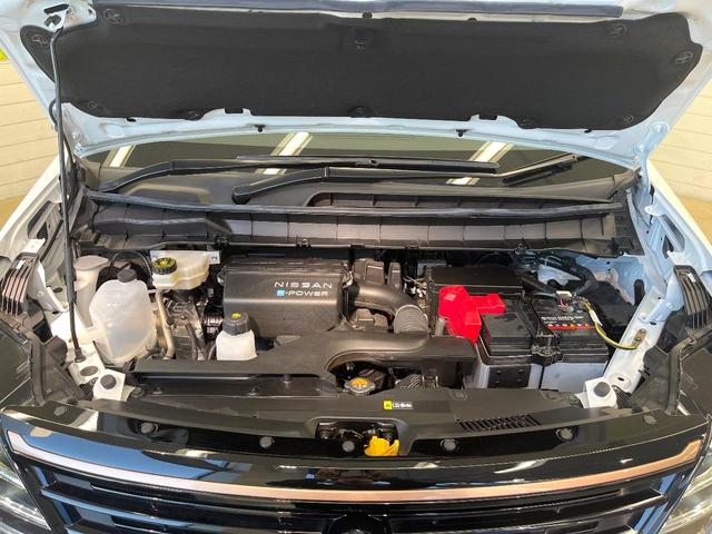 セレナ ｅ－パワー　ハイウェイスターＶ　９０周年記念車　寒冷地仕様　純正１２．３型ナビ　全周囲カメラ　フルセグ　プロパイロット　デジタルインナーミラー　ワイヤレス充電　ハンズフリー機能付両側電動ドア　リアオートエアコン　ブラインドスポットモニター（18枚目）