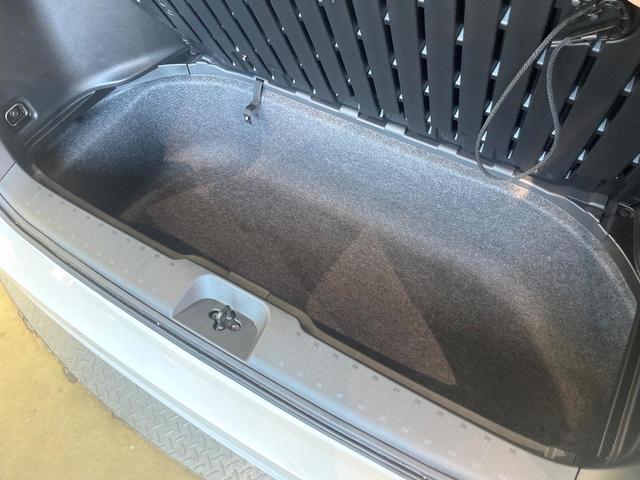 セレナ ｅ－パワー　ハイウェイスターＶ　９０周年記念車　寒冷地仕様　純正１２．３型ナビ　全周囲カメラ　フルセグ　プロパイロット　デジタルインナーミラー　ワイヤレス充電　ハンズフリー機能付両側電動ドア　リアオートエアコン　ブラインドスポットモニター（48枚目）