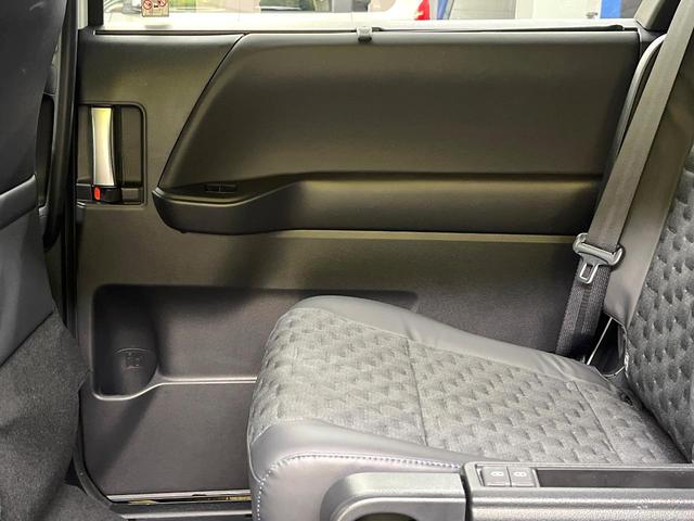 ヴォクシー ハイブリッドＳ－Ｚ　フリップダウンモニター　ドライビングサポートパッケージ　純正１０．５型ナビ　バックカメラ　ブラインドスポットモニター　３眼ＬＥＤヘッド　両側電動ドア　リアオートエアコン　シートヒーター　スマートキー（44枚目）