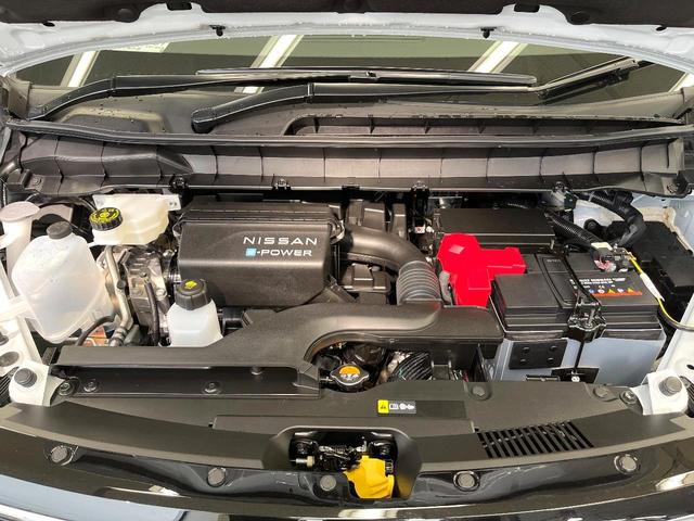 セレナ ｅ－パワー　ハイウェイスターＶ　登録済未使用車　純正１２．３型ナビ　全周囲カメラ　フルセグ　プロパイロット　ワイヤレス充電　ハンズフリー機能付両側電動ドア　リアオートエアコン　ＬＥＤヘッド＆フォグ　純正１６インチアルミ　スマートキー（18枚目）