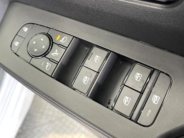 セレナ ｅ－パワー　ハイウェイスターＶ　登録済未使用車　純正１２．３型ナビ　全周囲カメラ　フルセグ　プロパイロット　ワイヤレス充電　ハンズフリー機能付両側電動ドア　リアオートエアコン　ＬＥＤヘッド＆フォグ　純正１６インチアルミ　スマートキー（38枚目）