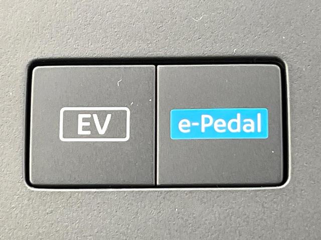 セレナ ｅ－パワー　ハイウェイスターＶ　登録済未使用車　純正１２．３型ナビ　全周囲カメラ　フルセグ　プロパイロット　ワイヤレス充電　ハンズフリー機能付両側電動ドア　リアオートエアコン　ＬＥＤヘッド＆フォグ　純正１６インチアルミ　スマートキー（65枚目）