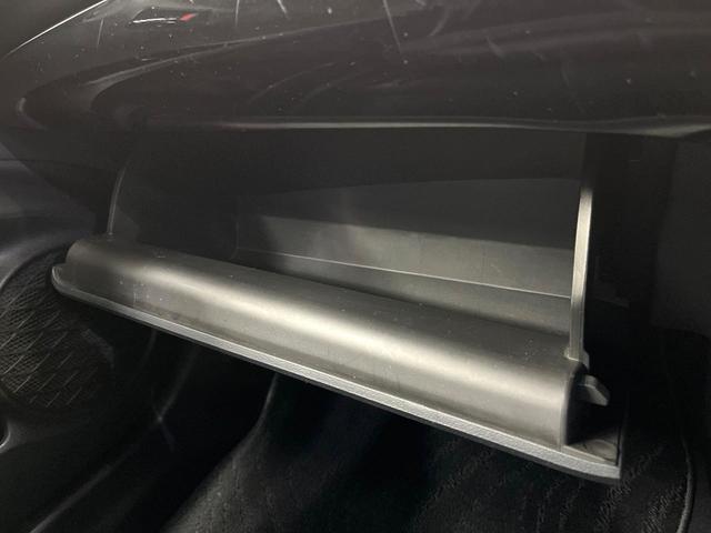 プリウス Ｓセーフティプラス　セーフティセンス　純正８型ナビ　バックカメラ　フルセグ　レーダークルーズ　ＬＥＤヘッド＆フォグ　オートハイビーム　クリアランスソナー　オートエアコン　純正１５インチアルミ　スマートキー　ＥＴＣ（63枚目）