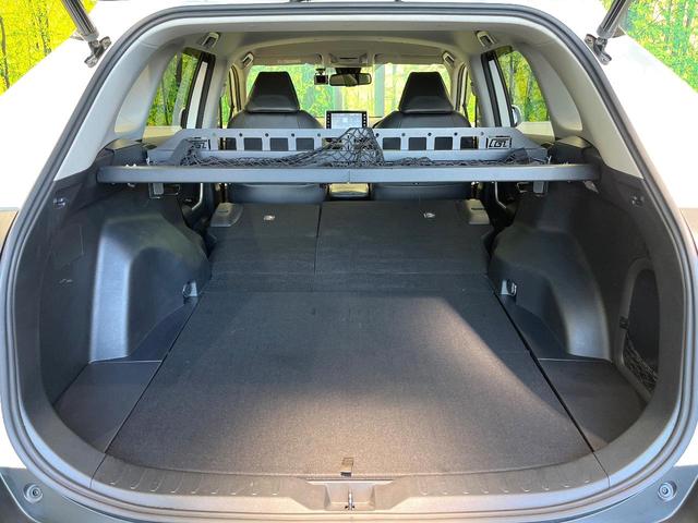 ���i�̂���������ʋ΁A���}���ɏ\���ȉ׎��X�y�[�X���m�ۂ��Ă���܂��B�Z�J���h�V�[�g��|���ƁA�傫�ȉו��̐ύڂ��\�ł���