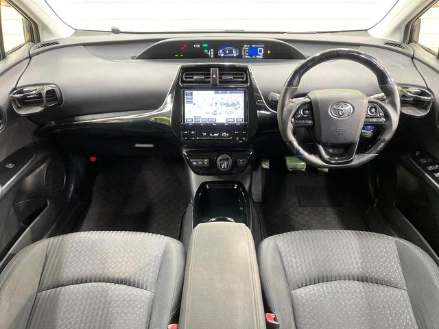 プリウス Ａ　セーフティセンス　純正９型ナビ　バックカメラ　ヘッドアップディスプレイ　ブラインドスポットモニター　レーダークルーズ　自動駐車支援　純正ＯＰ１７インチアルミ　ＬＥＤヘッド　禁煙車　ＥＴＣ　ステリモ（2枚目）