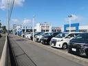 ズラッと並んだ展示車と大きな「N」の看板が目印です!