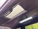 【サンルーフ】開放感たっぷりの希少装備、サンルーフが装着されています！車内に明かりを取り入れたり景色を楽しむ以外にも、車内の空気も簡単に換気できて快適です！