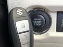 【キーレススタートシステム】カバンやポケットに入れたままでもドアの施錠・解錠が可能なスマートキーを装備。エンジンのオン・オフ時もカギを取り出す必要が無いからとっても便利です♪