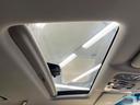 【サンルーフ】開放感たっぷりの希少装備、サンルーフが装着されています！車内に明かりを取り入れたり景色を楽しむ以外にも、車内の空気も簡単に換気できて快適です！
