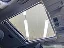 【サンルーフ】開放感たっぷりの希少装備、サンルーフが装着されています！車内に明かりを取り入れたり景色を楽しむ以外にも、車内の空気も簡単に換気できて快適です！